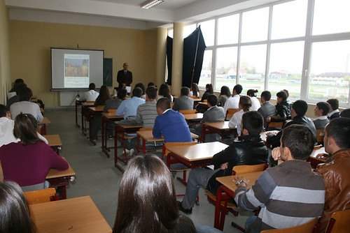 Salle de classe de lycee avec eleves suivant un cours, illustration simulateur de moyenne generale