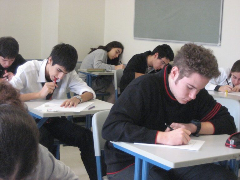 Élèves de collège en salle d'examen pendant une épreuve du brevet