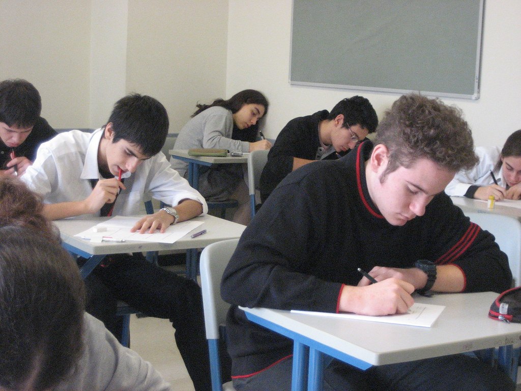Élèves de collège en salle d'examen pendant une épreuve du brevet