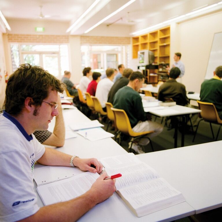 Élèves en classe étudiant pour préparer le brevet, le bac ou le BTS avec le simulateur de moyenne