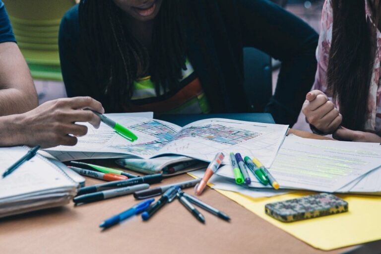 Groupe d'étudiants en BTS travaillant ensemble sur leurs notes par unité d'enseignement