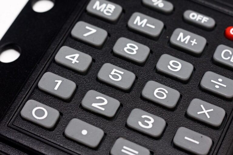 Clavier de calculatrice utilisée pour calculer sa note au bac avec les coefficients
