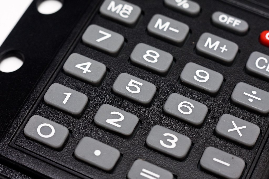 Clavier de calculatrice utilisée pour calculer sa note au bac avec les coefficients