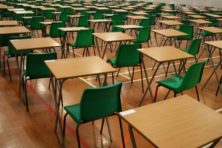 Salle d'examen vide avec rangées de tables, illustration de la simulation de points au brevet