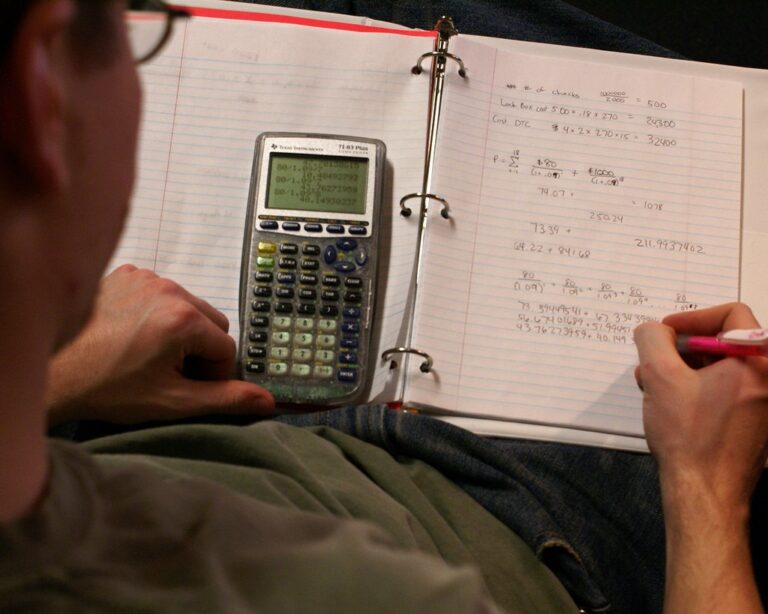 Étudiant en BTS calculant ses notes avec une calculatrice avant les épreuves